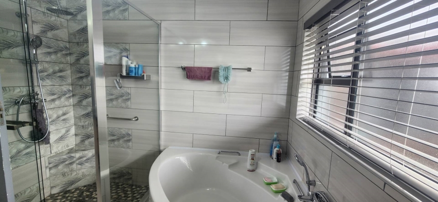 4 Bedroom Property for Sale in Reebok Western Cape